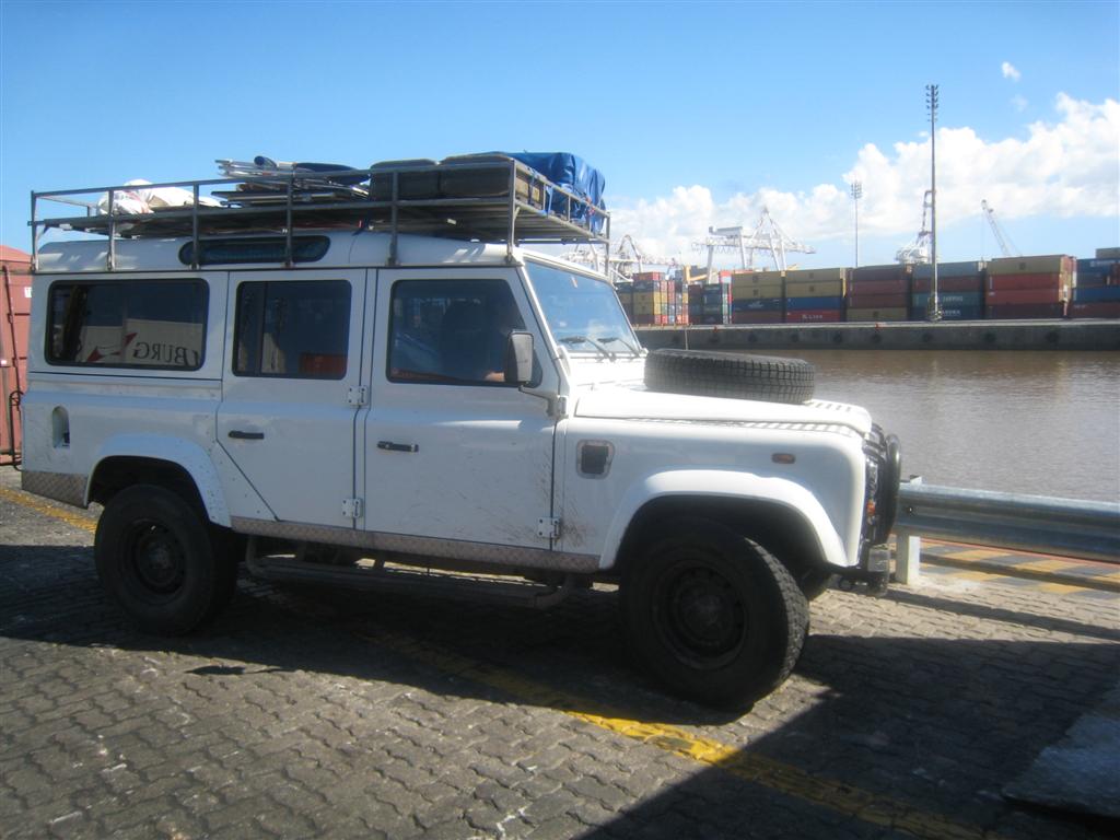 Der Landrover geht in den Container